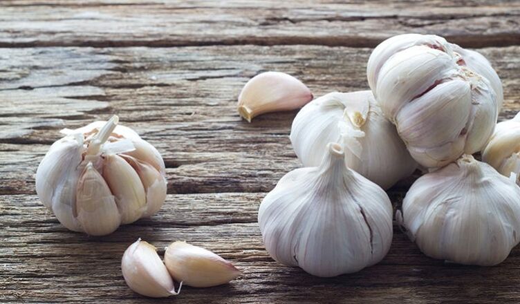 Garlic for treating foot fungus at home